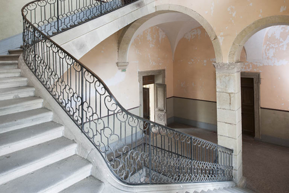 Intérieur : départ du grand escalier. © Région Bourgogne-Franche-Comté, Inventaire du patrimoine