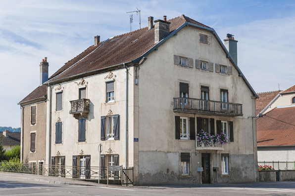 Vue générale à l'angle de la rue du Général Détrie et de l'avenue de la Gare. © Région Bourgogne-Franche-Comté, Inventaire du patrimoine