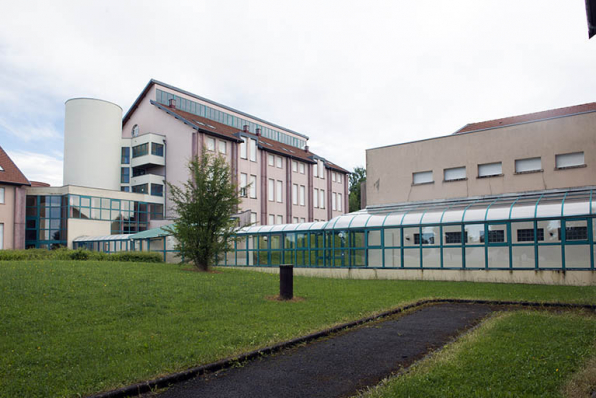 Façade antérieure sud de l'internat nord-est et passages couverts les desservant. © Région Bourgogne-Franche-Comté, Inventaire du patrimoine