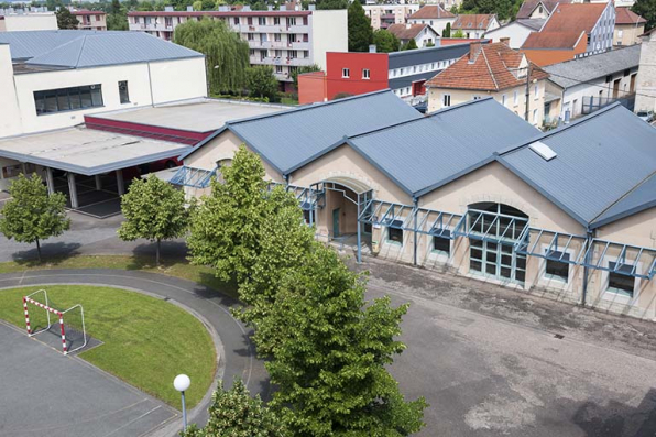 Nord-ouest de la cour et façade sud intérieure de la cantine. © Région Bourgogne-Franche-Comté, Inventaire du patrimoine