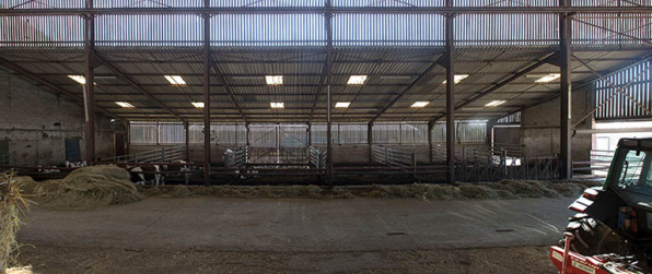 Dans le bâtiment de production laitière. © Région Bourgogne-Franche-Comté, Inventaire du patrimoine Dans le bâtiment de production laitière. © Région Bourgogne-Franche-Comté, Inventaire du patrimoine