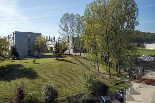 Au second plan, angle nord-est de l'internat du lycée Belin affecté au lycée Munier. © Région Bourgogne-Franche-Comté, Inventaire du patrimoine