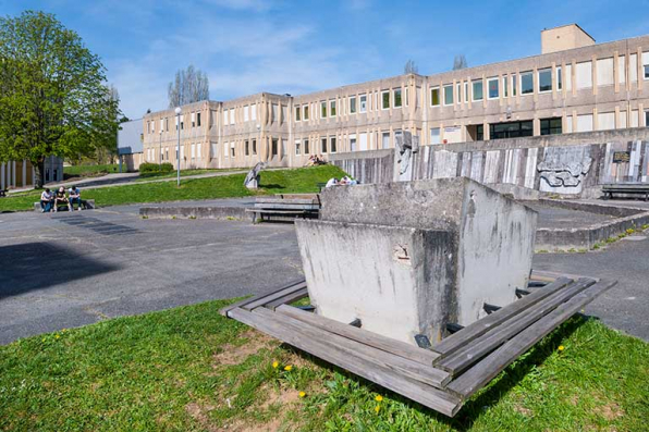 Cour, sculpture, ateliers, vus du sud-est. © Région Bourgogne-Franche-Comté, Inventaire du patrimoine Cour, sculpture, ateliers, vus du sud-est. © Région Bourgogne-Franche-Comté, Inventaire du patrimoine