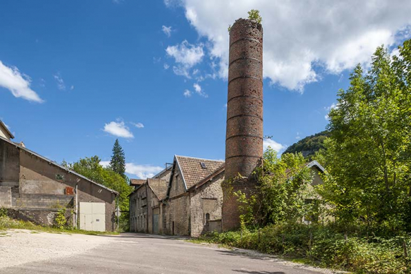 Vue des bâtiments du moulin depuis l'ouest. © Région Bourgogne-Franche-Comté, Inventaire du patrimoine Vue des bâtiments du moulin depuis l'ouest. © Région Bourgogne-Franche-Comté, Inventaire du patrimoine