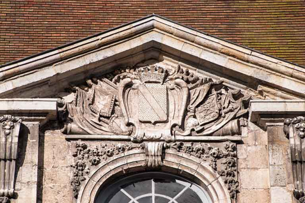 Détail du fronton de la façade est. © Région Bourgogne-Franche-Comté, Inventaire du patrimoine