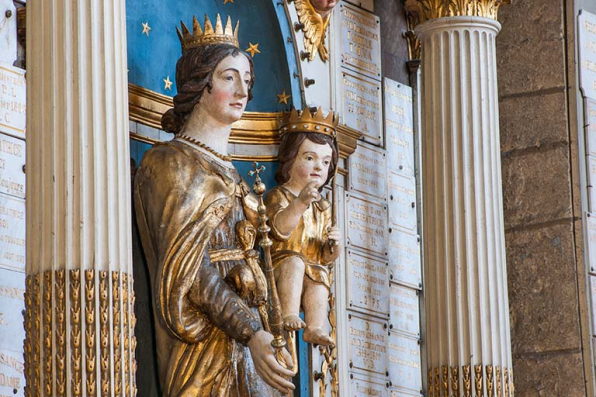 Détail de la partie supérieure de la statue. Vue de trois quarts. © Région Bourgogne-Franche-Comté, Inventaire du patrimoine