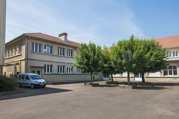 Angle sud-ouest de la cour. © Région Bourgogne-Franche-Comté, Inventaire du patrimoine Angle sud-ouest de la cour. © Région Bourgogne-Franche-Comté, Inventaire du patrimoine