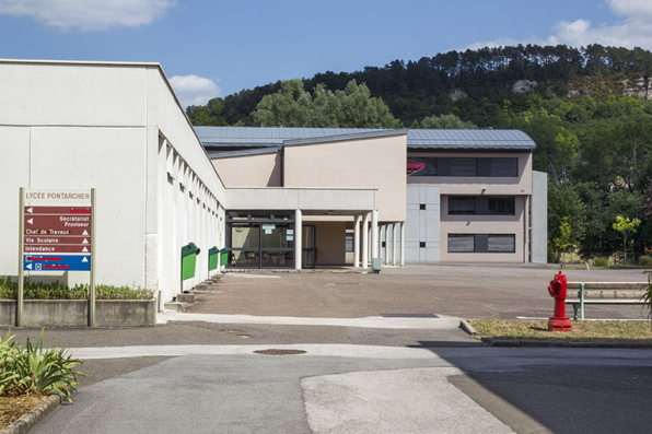 Cour, façade sud de l'externat, façade ouest de l'externat est. © Région Bourgogne-Franche-Comté, Inventaire du patrimoine Cour, façade sud de l'externat, façade ouest de l'externat est. © Région Bourgogne-Franche-Comté, Inventaire du patrimoine