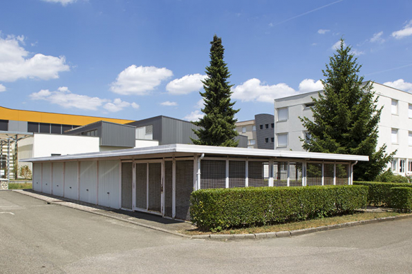 Vue d'ensemble depuis l'angle sud-ouest du local à vélo et garages. © Région Bourgogne-Franche-Comté, Inventaire du patrimoine Vue d'ensemble depuis l'angle sud-ouest du local à vélo et garages. © Région Bourgogne-Franche-Comté, Inventaire du patrimoine