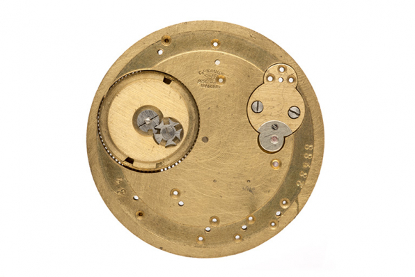 Platine nue, vue du côté cadran. Noter le barillet et son système d'arrêtage (croix de Malte) à gauche, le chariot à droite. © Région Bourgogne-Franche-Comté, Inventaire du patrimoine