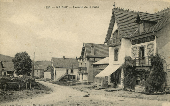 1224. - Maîche - Avenue de la Gare [depuis le carrefour des rues de Goule et du Mont], 1er quart 20e siècle (entre 1911 et 1921). Maison Grux puis atelier d'horlogerie d'Amédée Mairot à droite, maison de l'architecte Langlois puis de l'horloger Paul Mauvais au centre. © Région Bourgogne-Franche-Comté, Inventaire du patrimoine