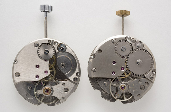 2 mouvements de montre mécaniques France Ebauches FE 140-1 et 140-2A (côté ponts). © Région Bourgogne-Franche-Comté, Inventaire du patrimoine 2 mouvements de montre mécaniques France Ebauches FE 140-1 et 140-2A (côté ponts). © Région Bourgogne-Franche-Comté, Inventaire du patrimoine