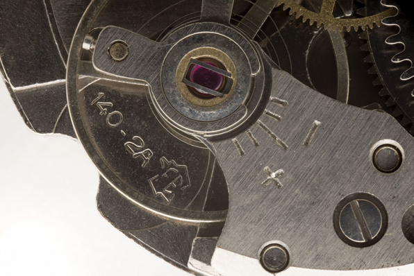 Mouvement de montre mécanique France Ebauches FE 140-2A : logotype de la société et indication du modèle. © Région Bourgogne-Franche-Comté, Inventaire du patrimoine Mouvement de montre mécanique France Ebauches FE 140-2A : logotype de la société et indication du modèle. © Région Bourgogne-Franche-Comté, Inventaire du patrimoine