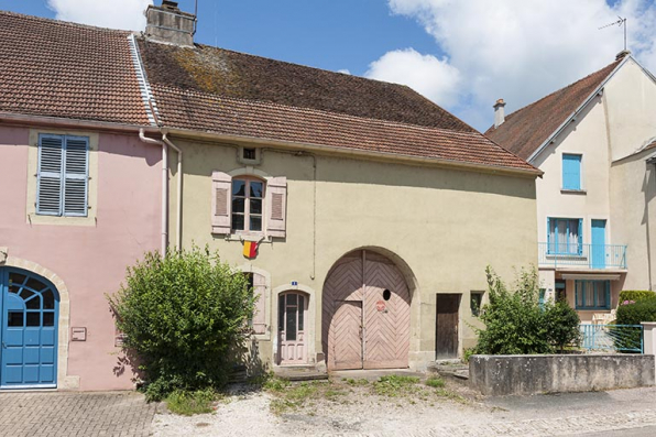 Ferme, 5 rue Bossuet : ferme à trois travées, avec habitation sur cave à un étage carré, grange et écurie (étable à vaches).  © Région Bourgogne-Franche-Comté, Inventaire du patrimoine