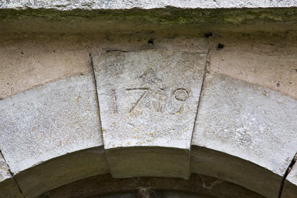 Date (1719) inscrite sur le linteau de la porte donnant accès à la cave. © Région Bourgogne-Franche-Comté, Inventaire du patrimoine Date (1719) inscrite sur le linteau de la porte donnant accès à la cave. © Région Bourgogne-Franche-Comté, Inventaire du patrimoine