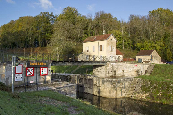 L'entrée du canal et la maison du barragiste. © Région Bourgogne-Franche-Comté, Inventaire du patrimoine L'entrée du canal et la maison du barragiste. © Région Bourgogne-Franche-Comté, Inventaire du patrimoine
