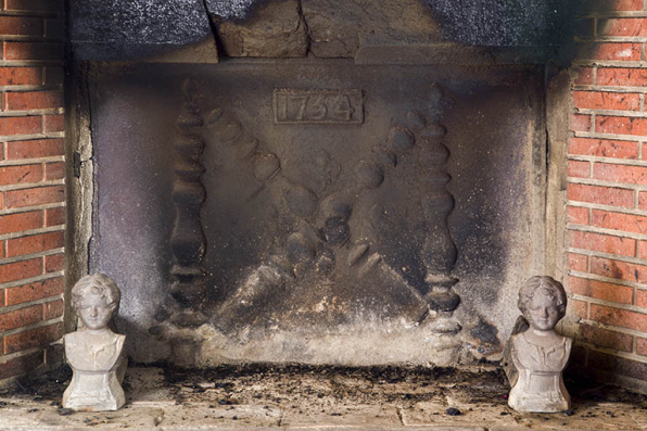 Intérieur : la plaque de cheminée du salon portant la date 1754. © Région Bourgogne-Franche-Comté, Inventaire du patrimoine