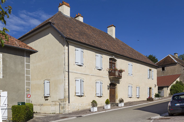 Vue générale de trois quarts depuis la rue du Château. © Région Bourgogne-Franche-Comté, Inventaire du patrimoine