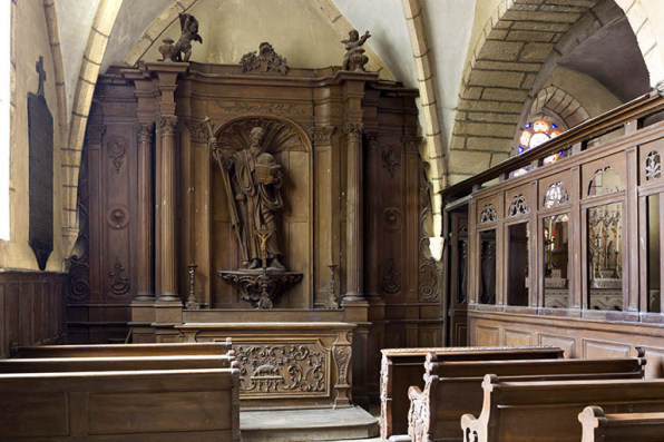 Chapelle seigneuriale : autel-retable et bancs de famille. © Région Bourgogne-Franche-Comté, Inventaire du patrimoine