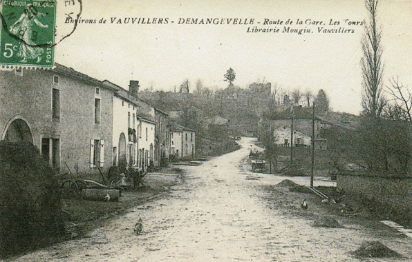 Demangevelle. Route de la gare. Les tours. Carte postale. © Région Bourgogne-Franche-Comté, Inventaire du patrimoine