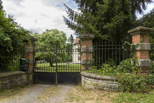 Entrée de la propriété. © Région Bourgogne-Franche-Comté, Inventaire du patrimoine