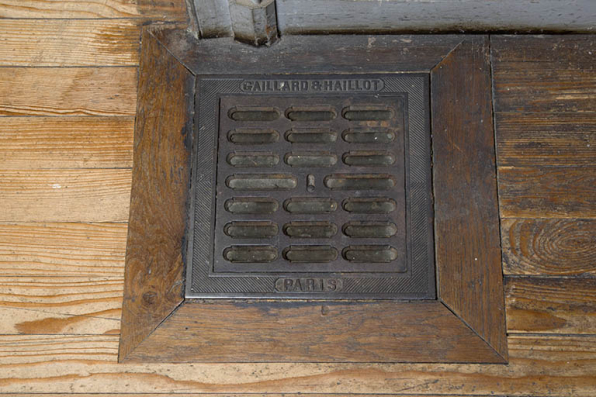 Grille de ventilation du chauffage central. © Région Bourgogne-Franche-Comté, Inventaire du patrimoine Grille de ventilation du chauffage central. © Région Bourgogne-Franche-Comté, Inventaire du patrimoine