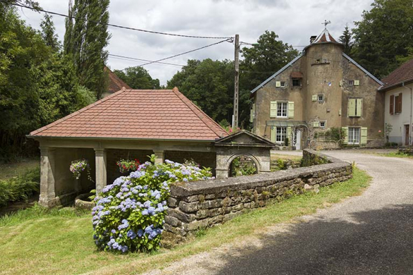 Fontaine-lavoir et la maison des Hennezel. © Région Bourgogne-Franche-Comté, Inventaire du patrimoine