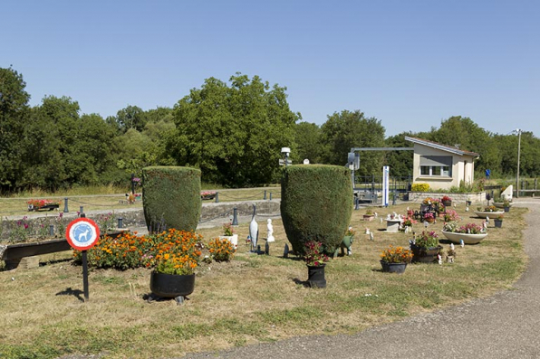 Vue d'ensemble de la composition florale décorative et du poste de commande, depuis le sud-est.   © Région Bourgogne-Franche-Comté, Inventaire du patrimoine