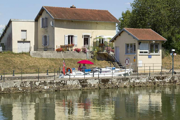 Vue de trois-quart sud-ouest de la maison d'éclusier et du poste de commande. © Région Bourgogne-Franche-Comté, Inventaire du patrimoine