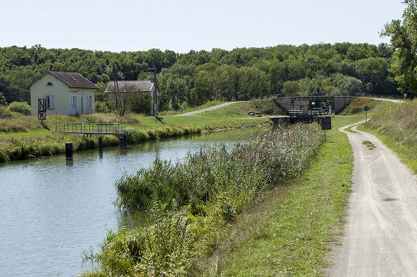 Vue générale du site d'écluse. © Région Bourgogne-Franche-Comté, Inventaire du patrimoine