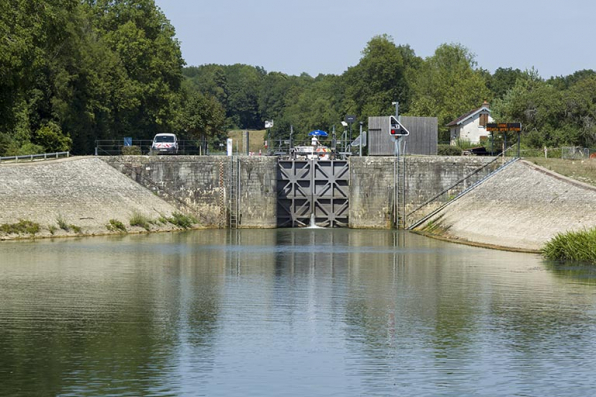 Vue aval, avec les perrés maçonnés. © Région Bourgogne-Franche-Comté, Inventaire du patrimoine