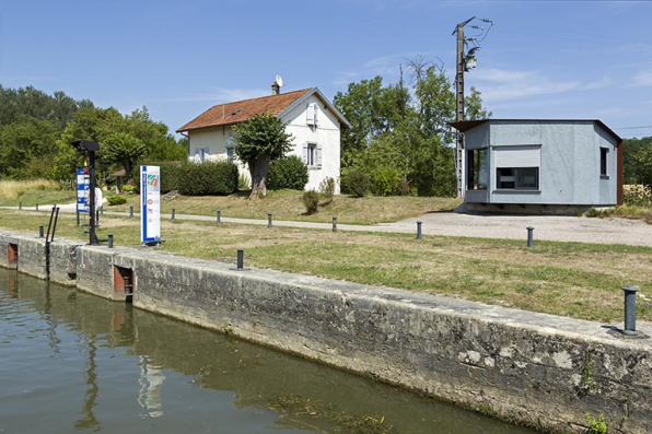 L'écluse, le poste de commande et la maison d'éclusier. © Région Bourgogne-Franche-Comté, Inventaire du patrimoine