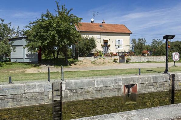 Le sas, la maison et le poste de commande de l'écluse de Rigny. © Région Bourgogne-Franche-Comté, Inventaire du patrimoine