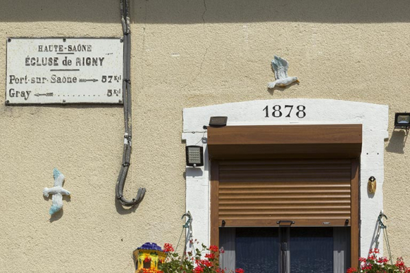 La plaque signalétique de la maison éclusière et la date portée sur le linteau de la porte d'entrée. © Région Bourgogne-Franche-Comté, Inventaire du patrimoine