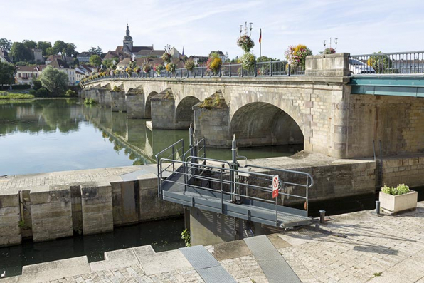 L'écluse avec ses portes busquées et le pont en arrière-plan. © Région Bourgogne-Franche-Comté, Inventaire du patrimoine