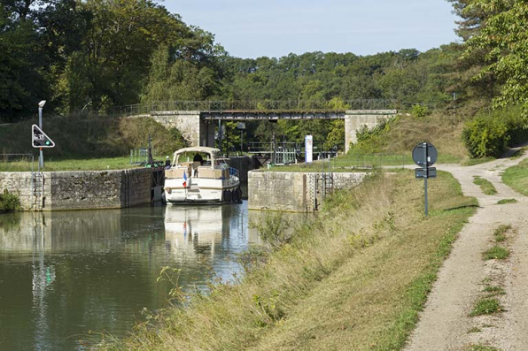 Bateau en amont de l'écluse à sas. © Région Bourgogne-Franche-Comté, Inventaire du patrimoine