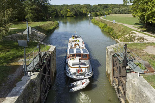 Bateau venant de franchir l'écluse. © Région Bourgogne-Franche-Comté, Inventaire du patrimoine