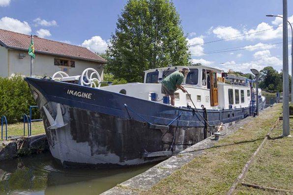 Bâteau en train de s'amarrer sur une bitte de l'écluse. © Région Bourgogne-Franche-Comté, Inventaire du patrimoine Bâteau en train de s'amarrer sur une bitte de l'écluse. © Région Bourgogne-Franche-Comté, Inventaire du patrimoine