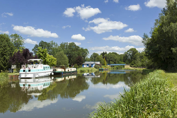 Bâteau de plaisance naviguant sur le canal, Pont-du-Bois. © Région Bourgogne-Franche-Comté, Inventaire du patrimoine