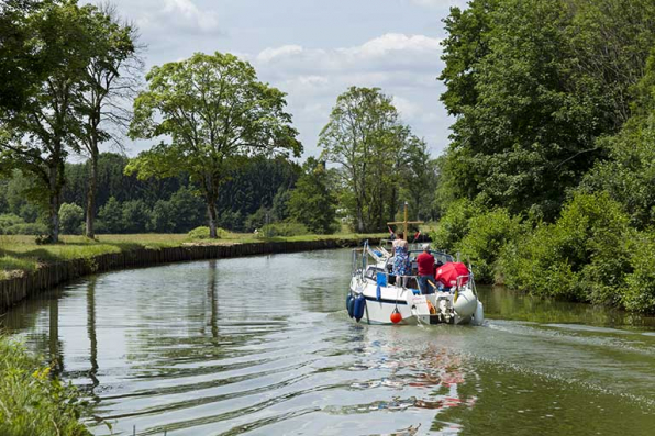 Bateau avalant dans le bief de Demangevelle.  © Région Bourgogne-Franche-Comté, Inventaire du patrimoine