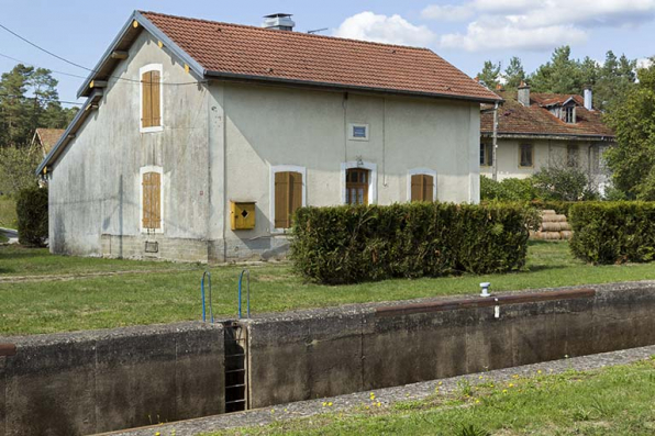 Vue de trois-quart sud-ouest de la maison d'éclusier. © Région Bourgogne-Franche-Comté, Inventaire du patrimoine