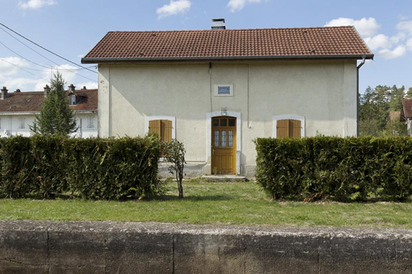 Vue de face de la maison d'éclusier. © Région Bourgogne-Franche-Comté, Inventaire du patrimoine Vue de face de la maison d'éclusier. © Région Bourgogne-Franche-Comté, Inventaire du patrimoine