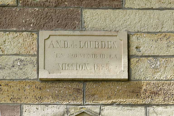 Plaque indiquant l'année de construction de la chapelle. © Région Bourgogne-Franche-Comté, Inventaire du patrimoine