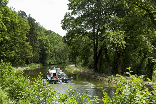 Vue sur le canal et un bateau de plaisance depuis la passerelle. © Région Bourgogne-Franche-Comté, Inventaire du patrimoine Vue sur le canal et un bateau de plaisance depuis la passerelle. © Région Bourgogne-Franche-Comté, Inventaire du patrimoine