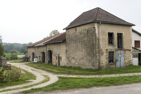 Alignement en bas du village, au nord de la fontaine.  © Région Bourgogne-Franche-Comté, Inventaire du patrimoine