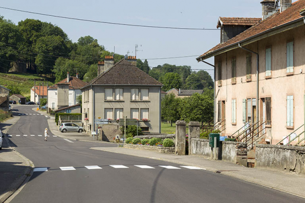 Vue de la grande rue, au milieu du village, à proximité de la route de Passavant, en direction de Corre.  © Région Bourgogne-Franche-Comté, Inventaire du patrimoine