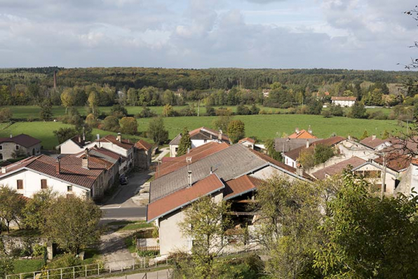 Vue d'ensemble du village groupé depuis la butte du chateau. © Région Bourgogne-Franche-Comté, Inventaire du patrimoine Vue d'ensemble du village groupé depuis la butte du chateau. © Région Bourgogne-Franche-Comté, Inventaire du patrimoine