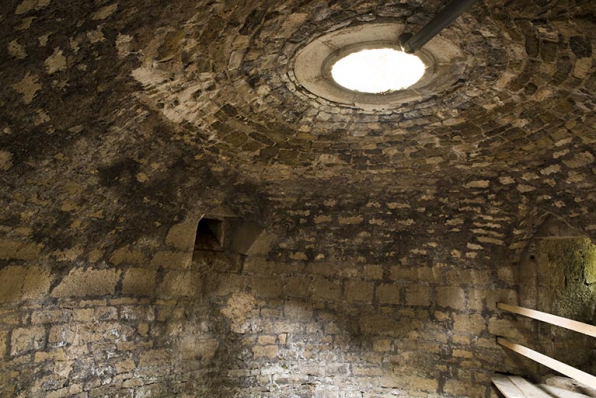 Dans la tour ouest. Vue rapprochée de la partie sommitale depuis l'intérieur.  © Région Bourgogne-Franche-Comté, Inventaire du patrimoine