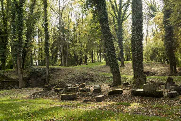 Vestiges lithiques en périphérie de la tour ouest.  © Région Bourgogne-Franche-Comté, Inventaire du patrimoine