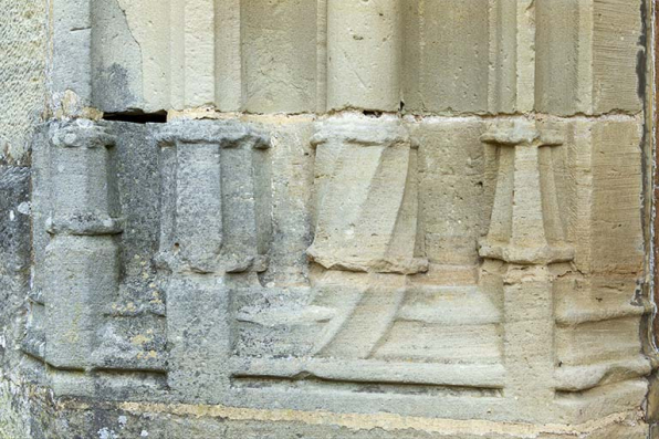 Détail de la base du piédroit gauche. © Région Bourgogne-Franche-Comté, Inventaire du patrimoine